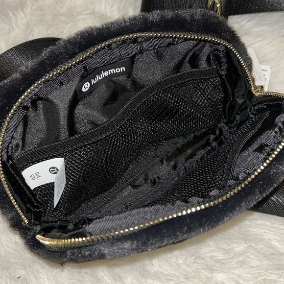 Lululemon Everywhere Belt Bag Plush Fleece - Picture 9 of 12